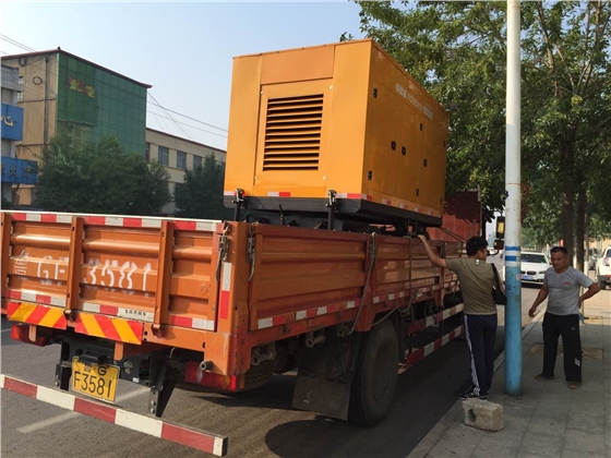 移動(dòng)泵車到達(dá)客戶所在地準(zhǔn)備卸車 移動(dòng)泵車到達(dá)客戶所在地準(zhǔn)備卸車