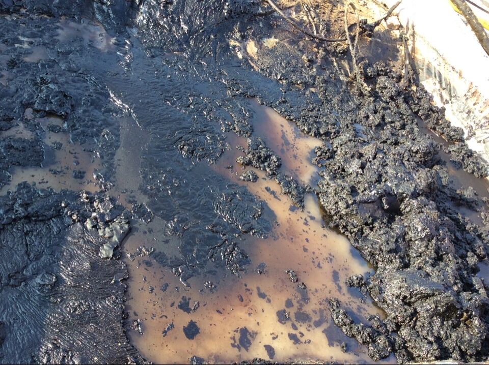 含油污水是原油、泥沙、水等的混合物。