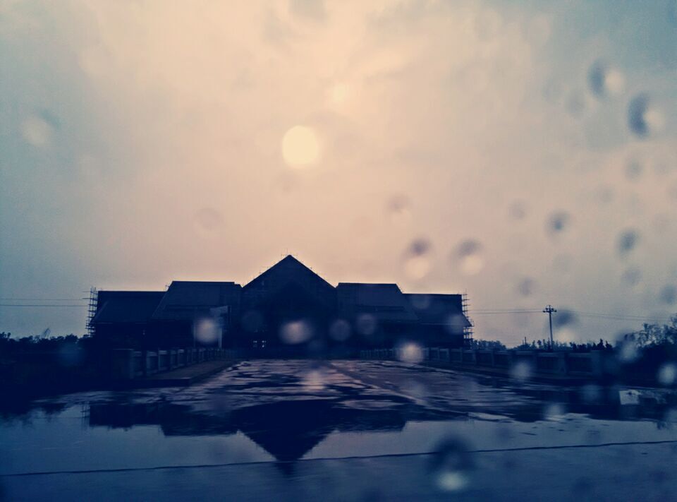 青島羅德售后人員冒雨趕往客戶所在地 青島羅德售后人員冒雨趕往客戶所在地