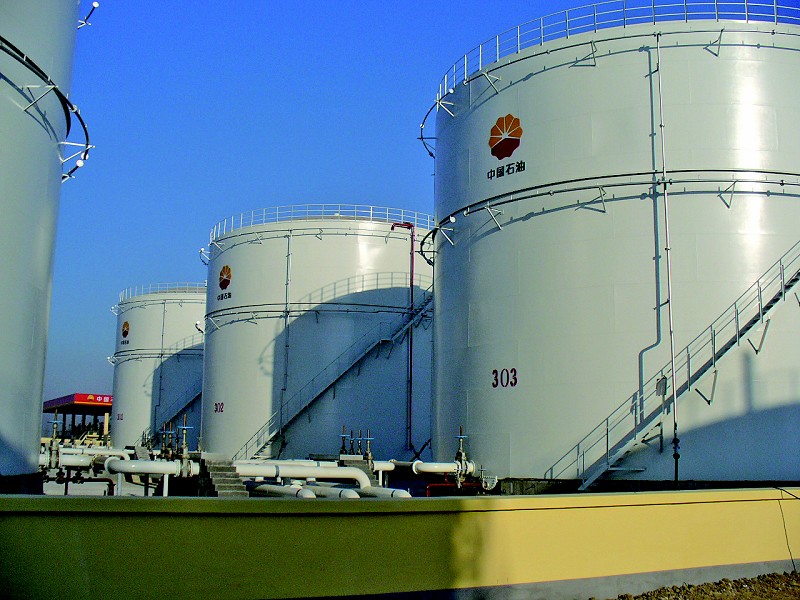 國(guó)際油價(jià)的低迷使中國(guó)的原油儲(chǔ)備大幅增加，如何進(jìn)行原油粗放型處理是亟需解決的問(wèn)題。