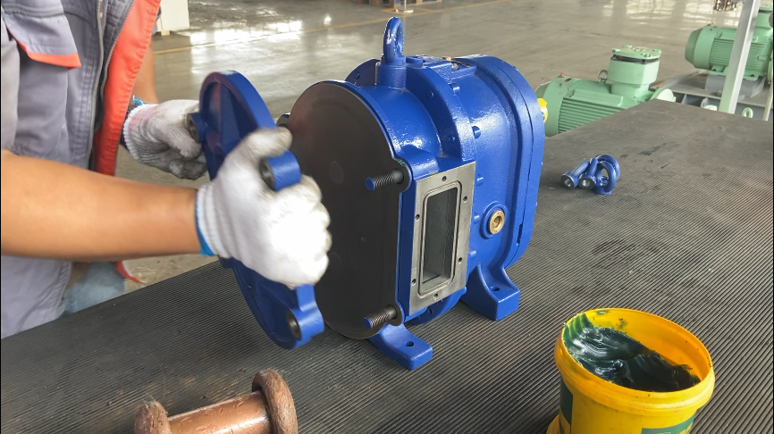 填入密封圈，裝外襯板，泵蓋，對(duì)角扭緊快裝螺絲